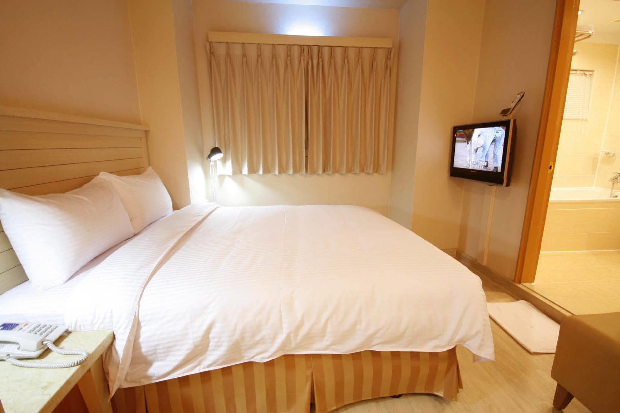 Kindness Hotel - Tainan Minsheng Exteriör bild
